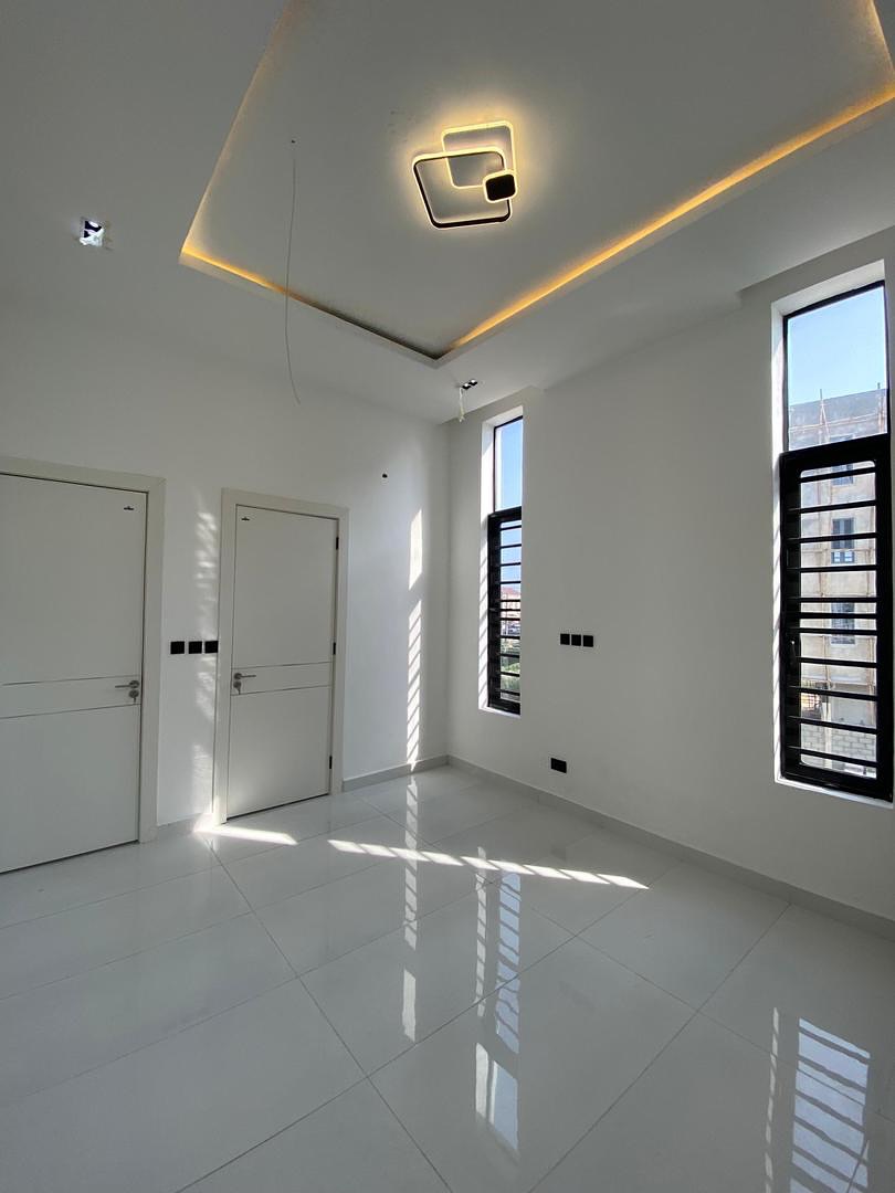 Exquisite 5-Bedroom Haven in Chevron’s Serene Estate