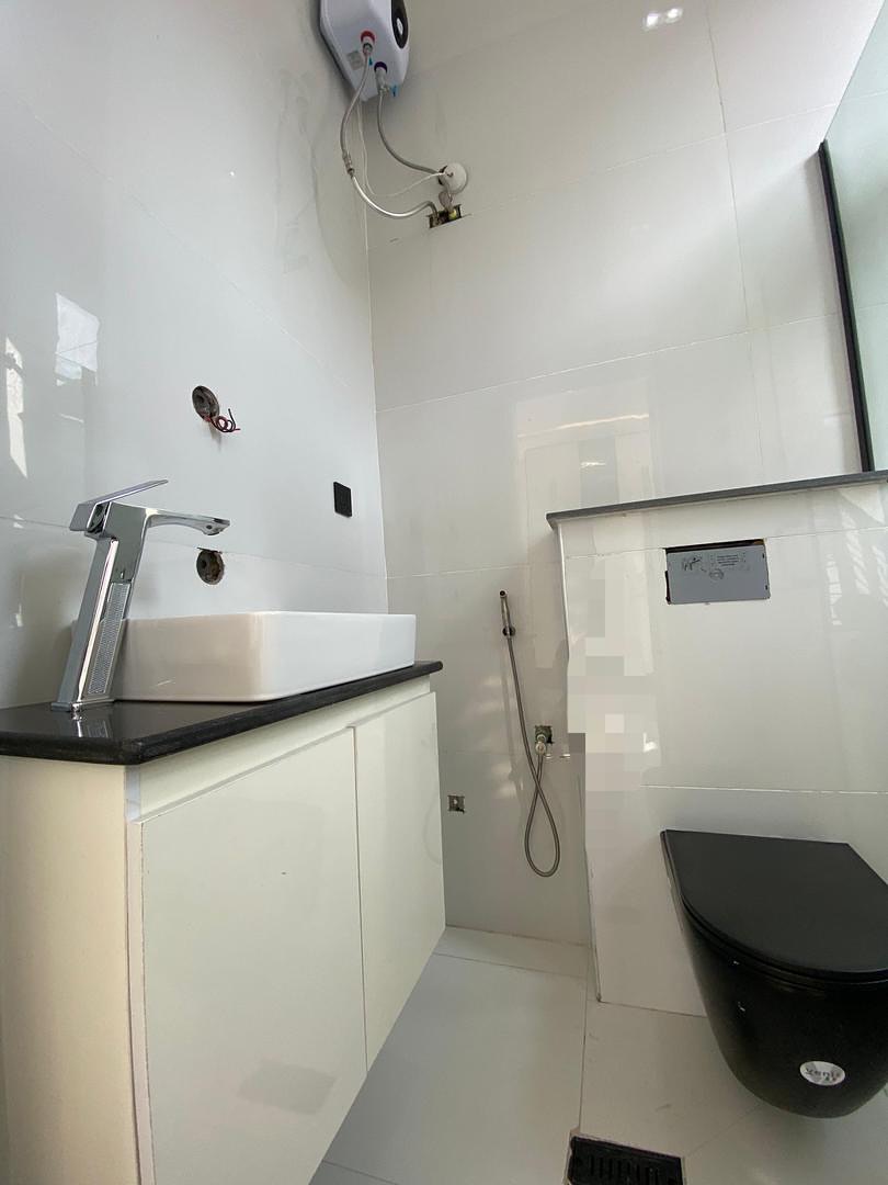 Exquisite 5-Bedroom Haven in Chevron’s Serene Estate