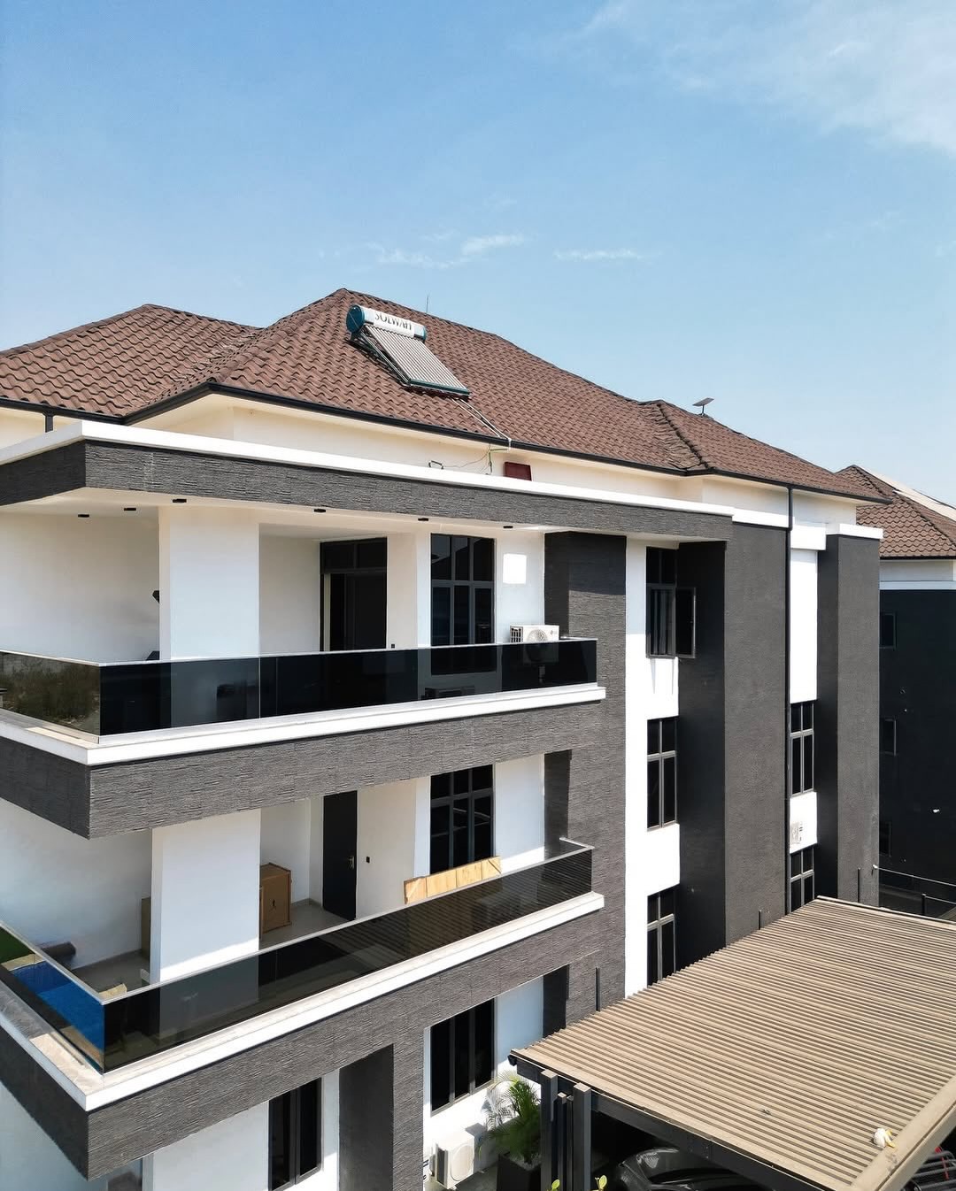Elevator Luxury: 6-Bed Duplex with Pool in Kado
