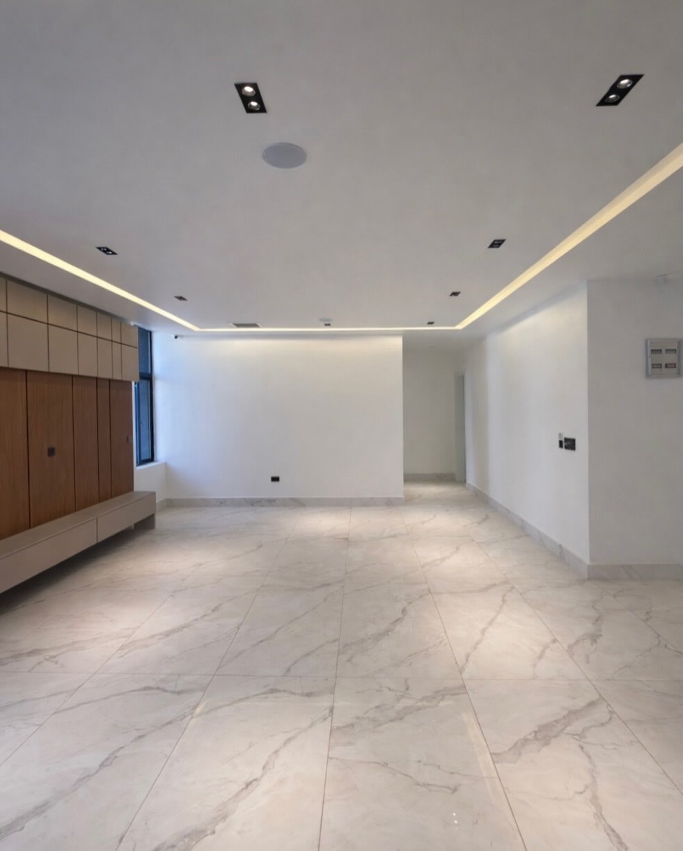 Elevator Luxury: 6-Bed Duplex with Pool in Kado