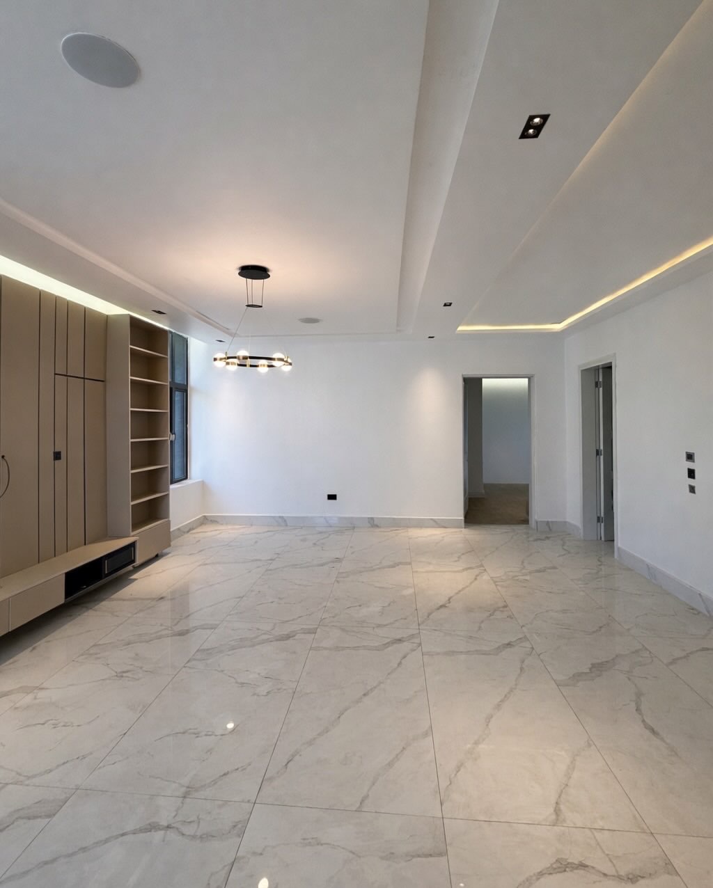 Elevator Luxury: 6-Bed Duplex with Pool in Kado