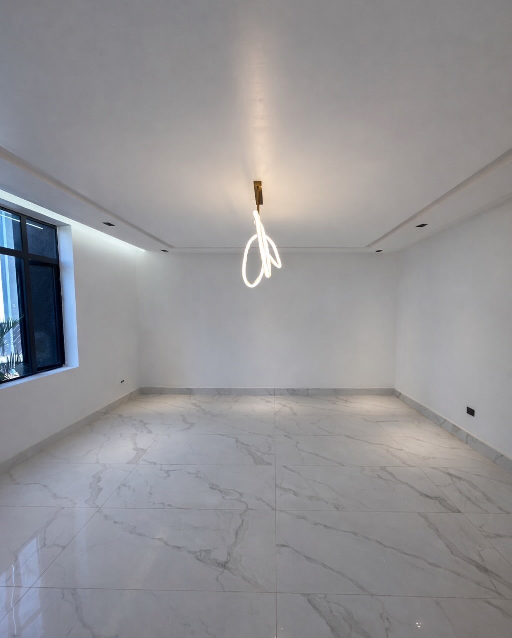 Elevator Luxury: 6-Bed Duplex with Pool in Kado