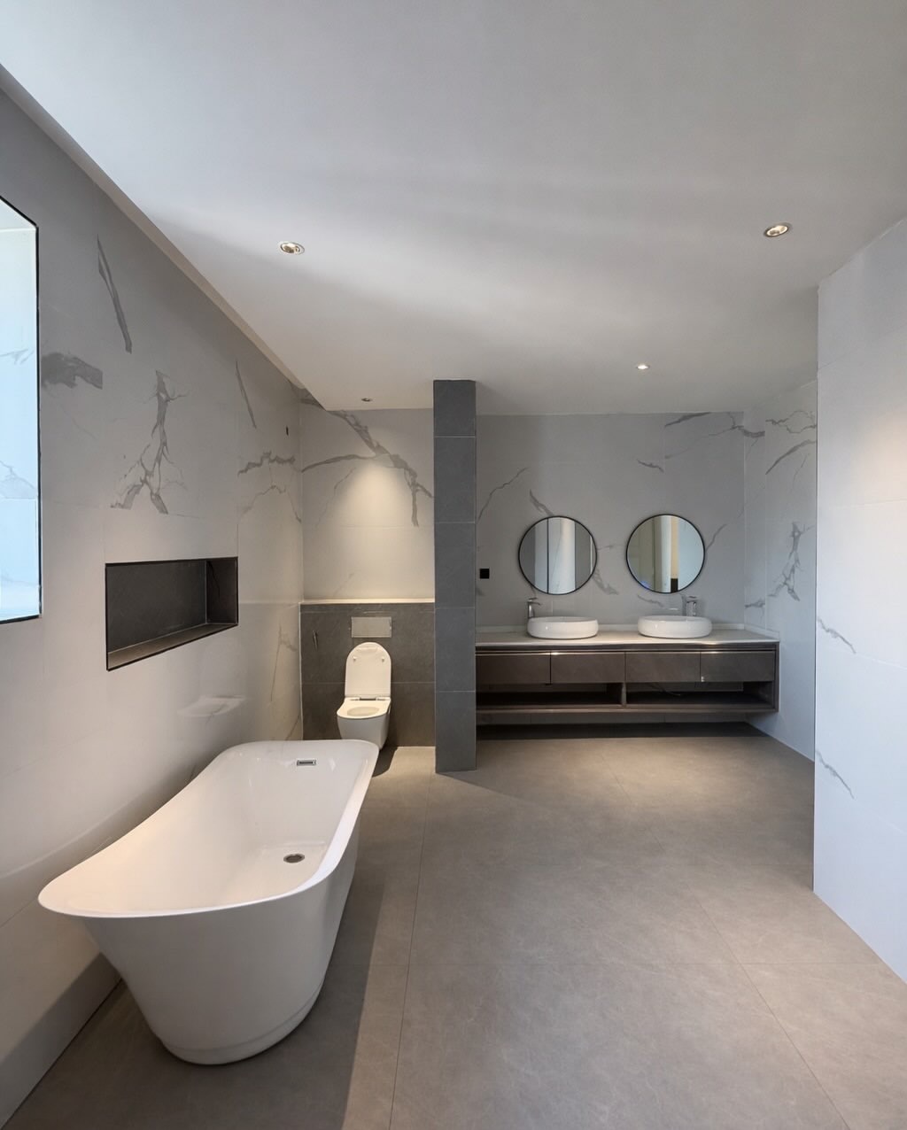 Elevator Luxury: 6-Bed Duplex with Pool in Kado