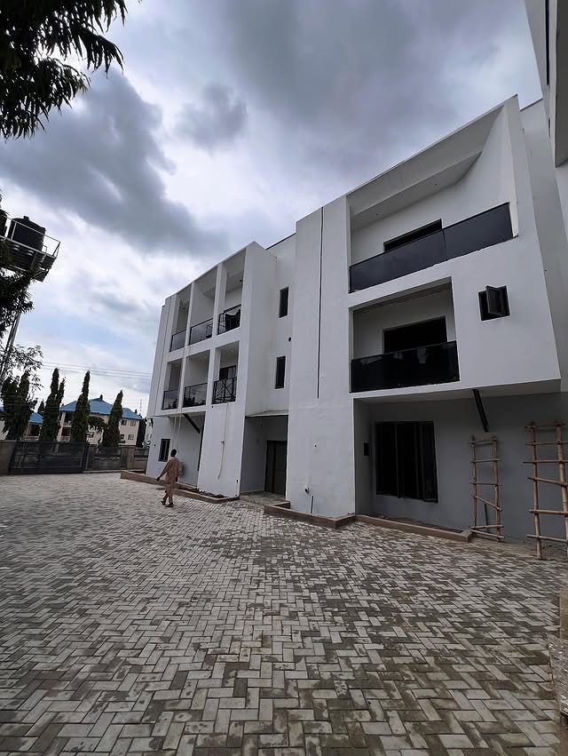 Exquisite 5-Bed Terrace Dulex with Pool in Mabushi