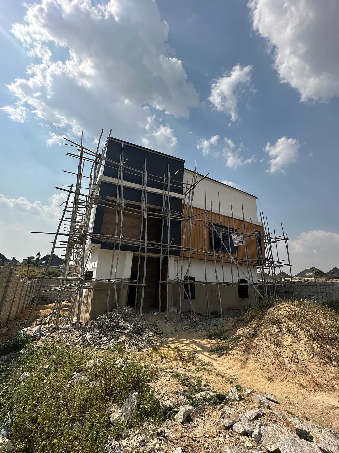 Sleek 3-Bedroom Duplex with Pool in Serene Lugbe