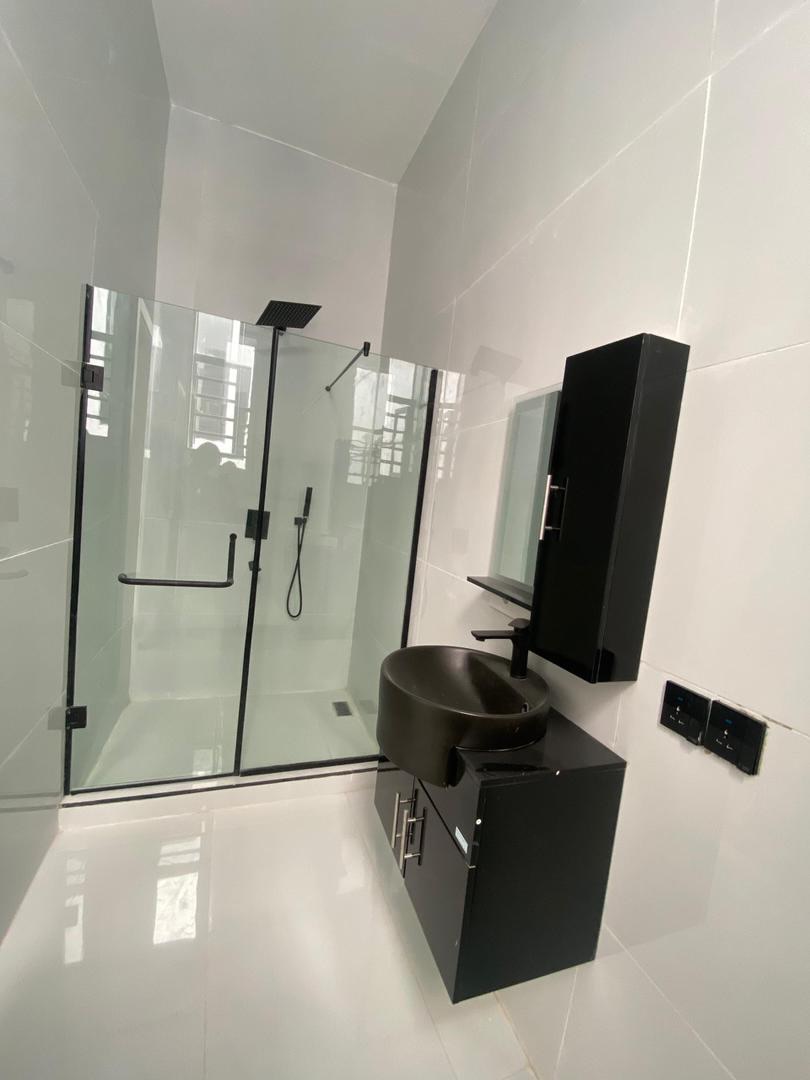 Sangotedo Sanctuary: 5-Bedroom Estate Gem with Pool