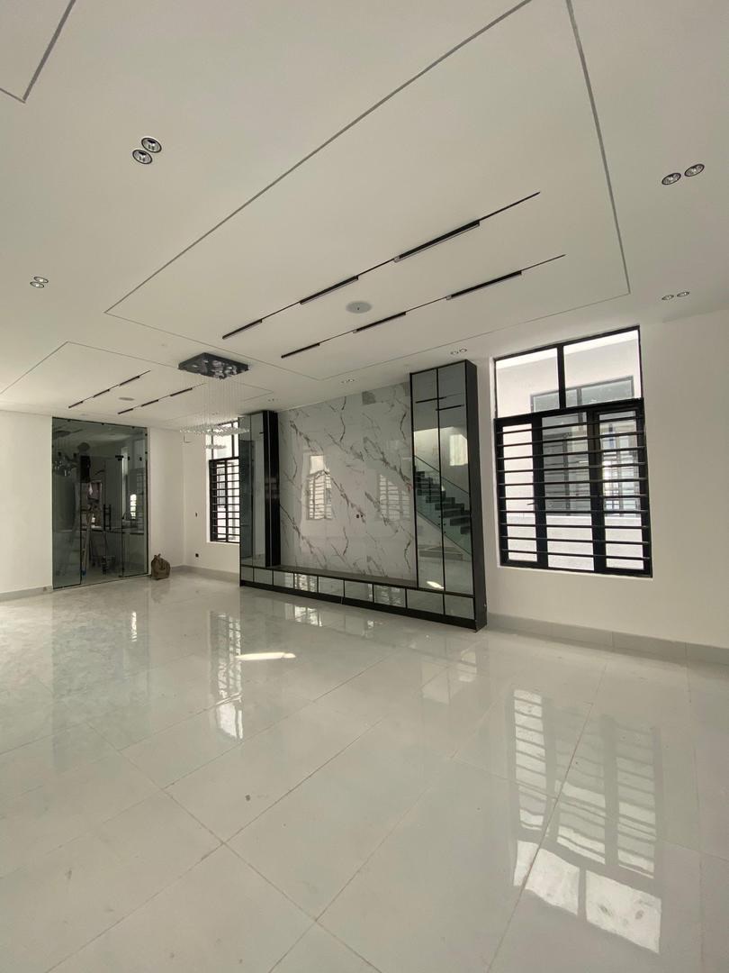 Sangotedo Sanctuary: 5-Bedroom Estate Gem with Pool