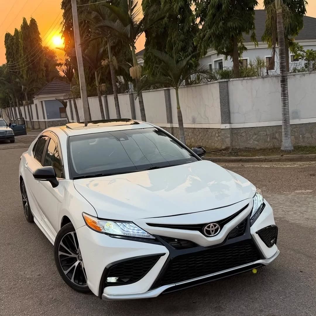 2018 Camry SE: Keyless & Wireless Charging