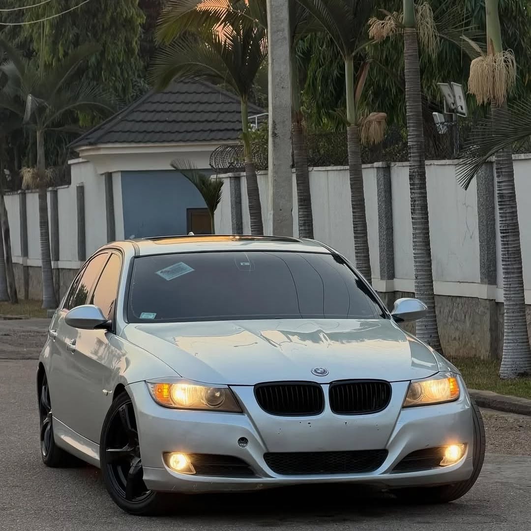 Immaculate BMW E90: 7M