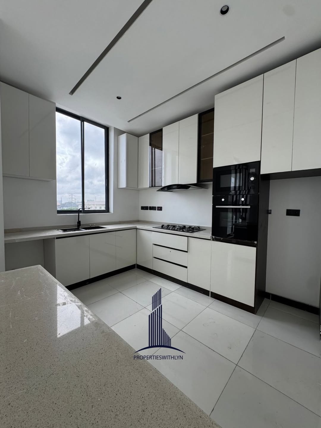 Lagos Island Oasis: Automated 2-Bedroom with Pool & Gym