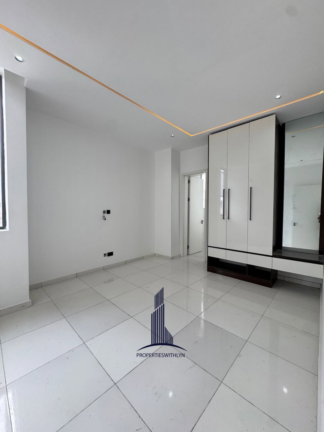 Lagos Island Oasis: Automated 2-Bedroom with Pool & Gym