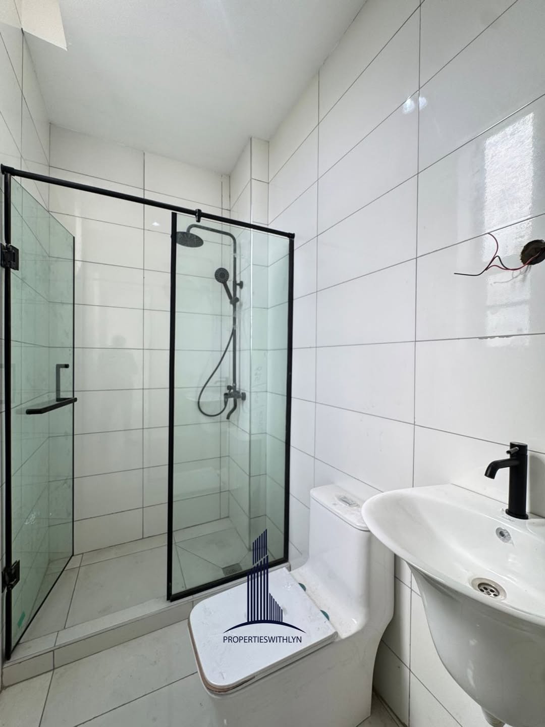 Lagos Island Oasis: Automated 2-Bedroom with Pool & Gym