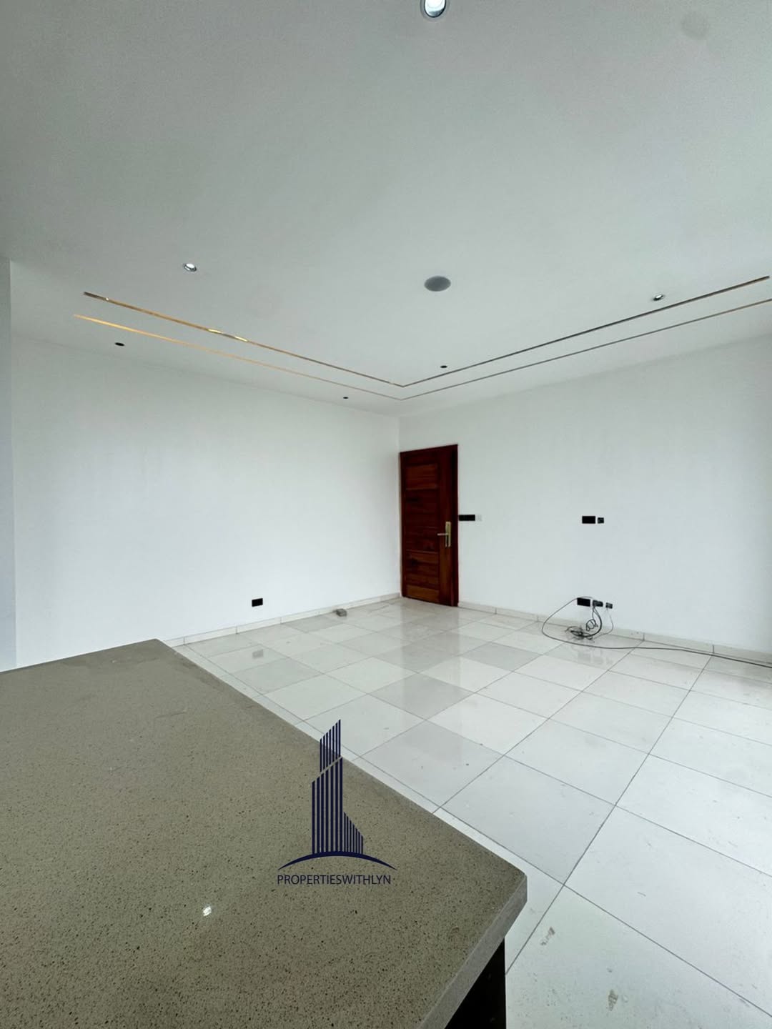 Lagos Island Oasis: Automated 2-Bedroom with Pool & Gym