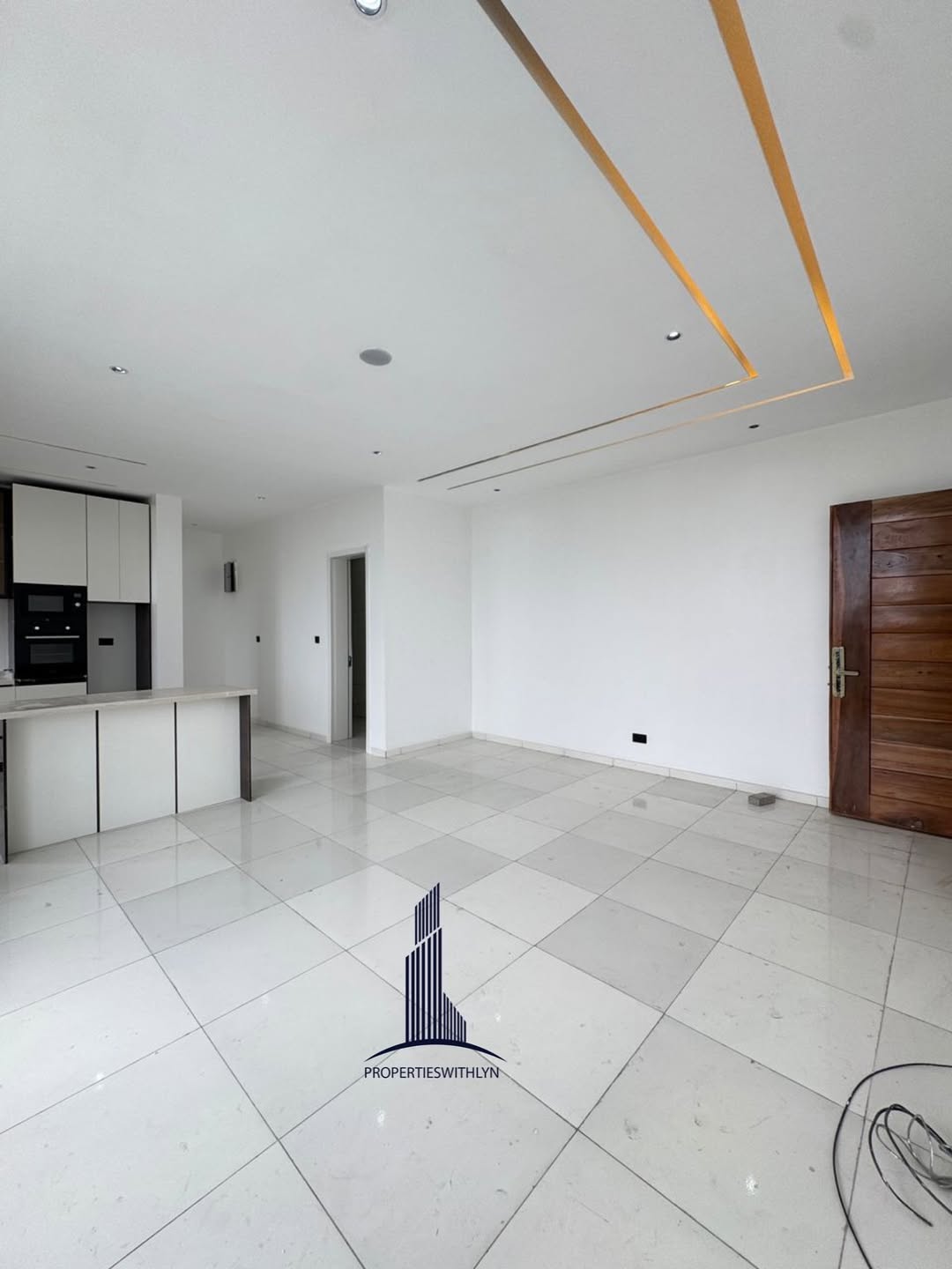 Lagos Island Oasis: Automated 2-Bedroom with Pool & Gym