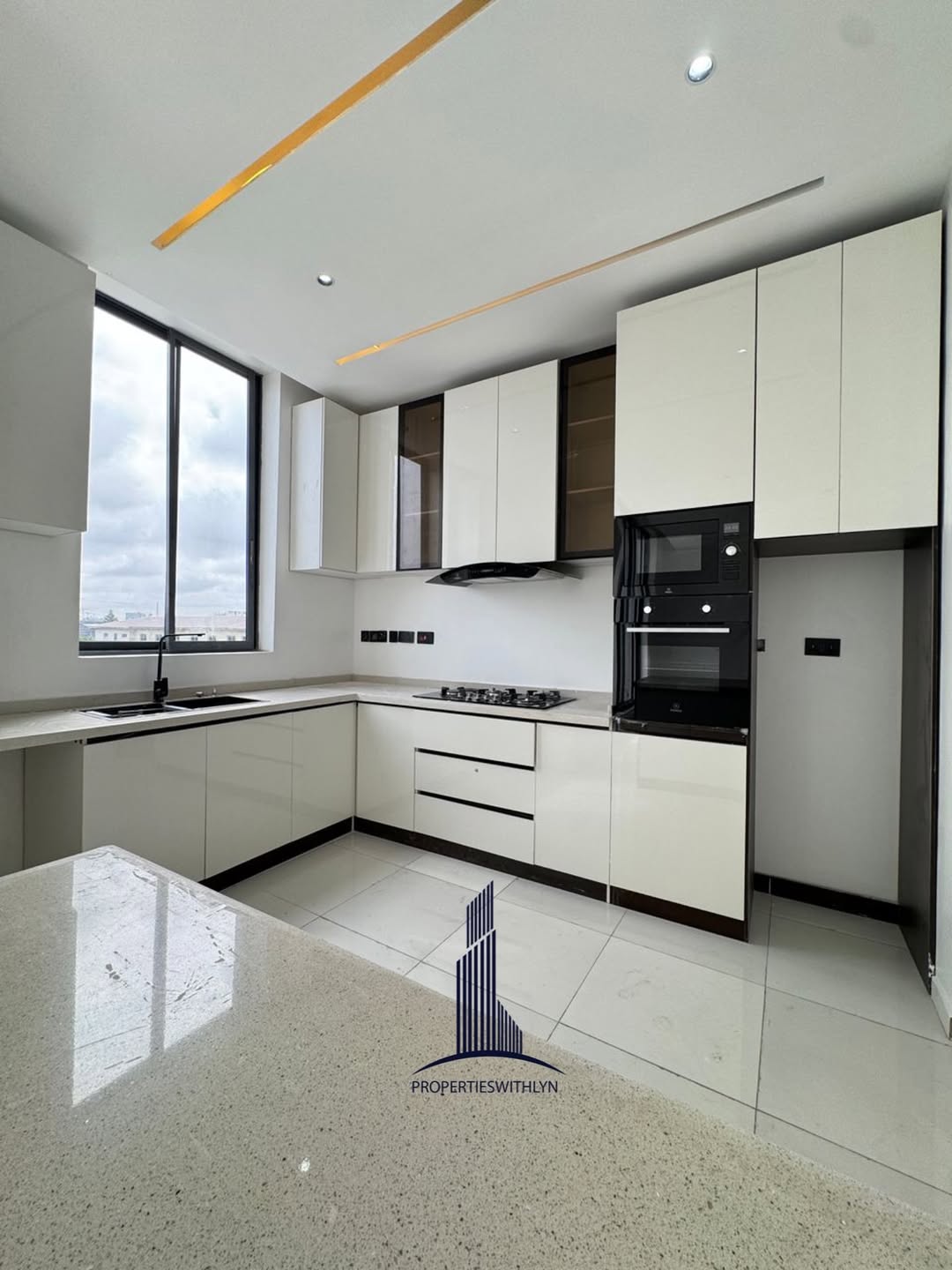 Lagos Island Oasis: Automated 2-Bedroom with Pool & Gym