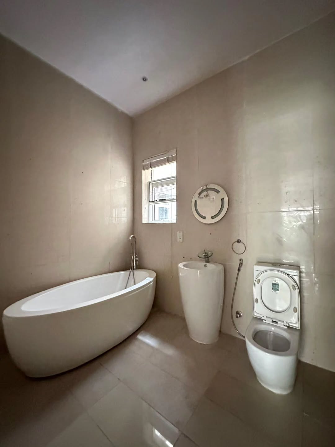 Waterfront Bliss: 3-Bed Apartment on Banana Island