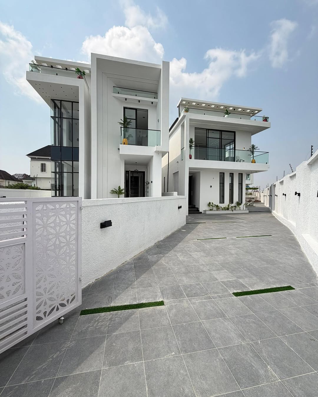 Sleek 5-Bed Dulex with Pool in Prime Lekki
