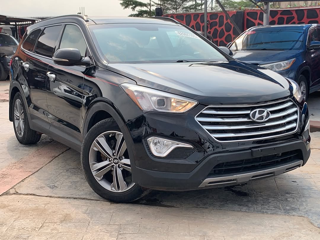 Luxury 3-Row SUV w/ Panoramic Roof & V6 Power