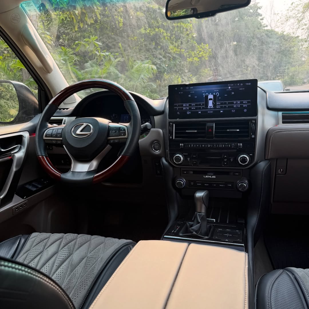 Luxury Lexus GX460: Keyless, Sunroof, Camera