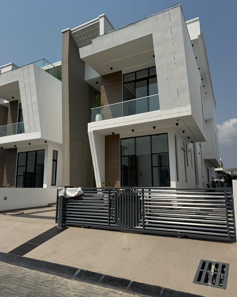 Cinematic Luxury: 5-Bed Duplex with Pool in Osapa London