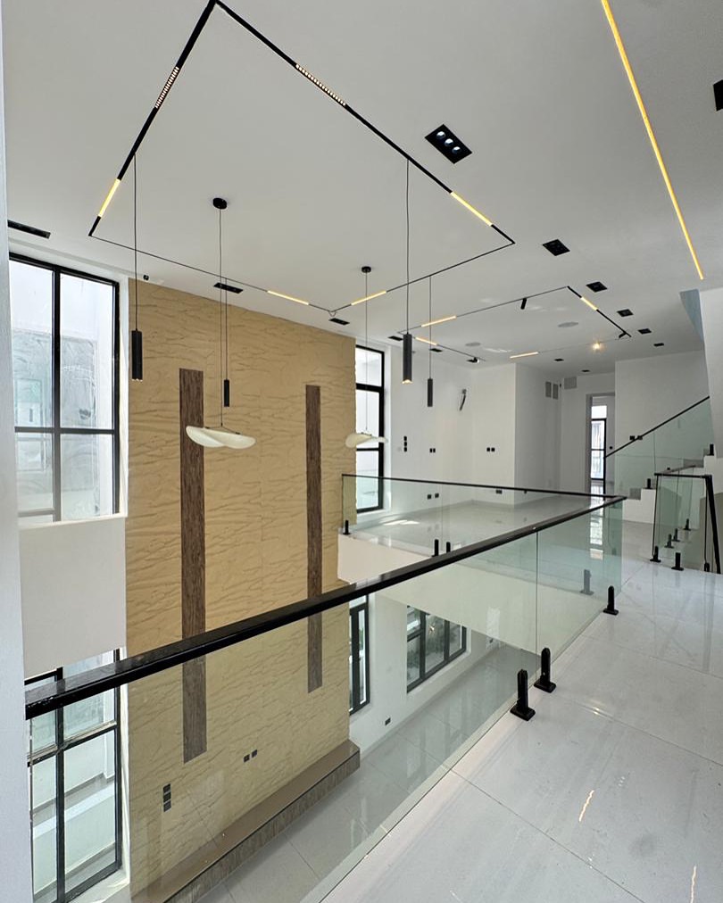 Cinematic Luxury: 5-Bed Duplex with Pool in Osapa London