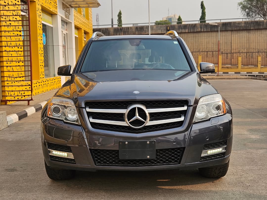 Timeless Luxury SUV: V6 Power Meets Executive Comfort