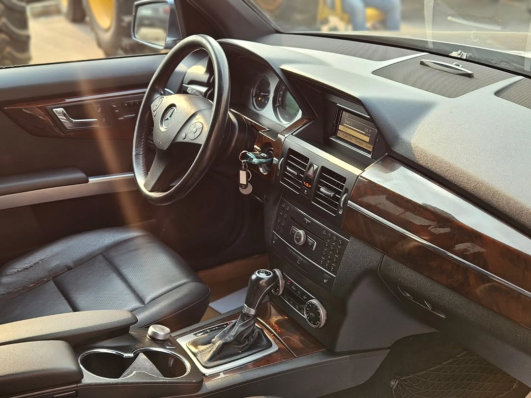 Timeless Luxury SUV: V6 Power Meets Executive Comfort