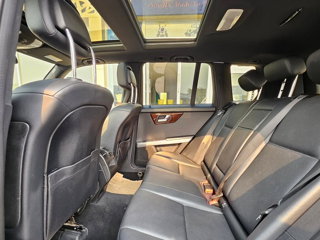 Timeless Luxury SUV: V6 Power Meets Executive Comfort