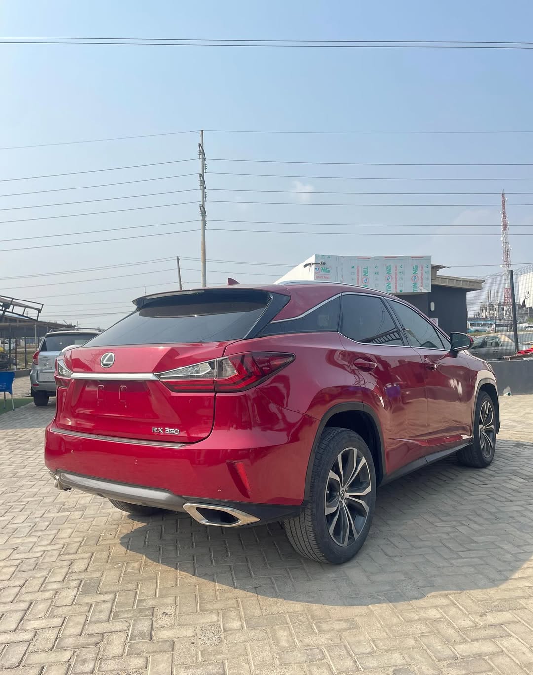 Luxury Lexus RX350: Sunroof & Safety Tech