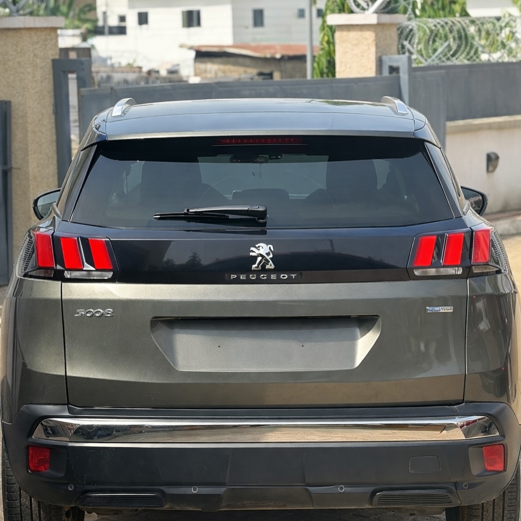 Luxury SUV, Nearly New: 29M