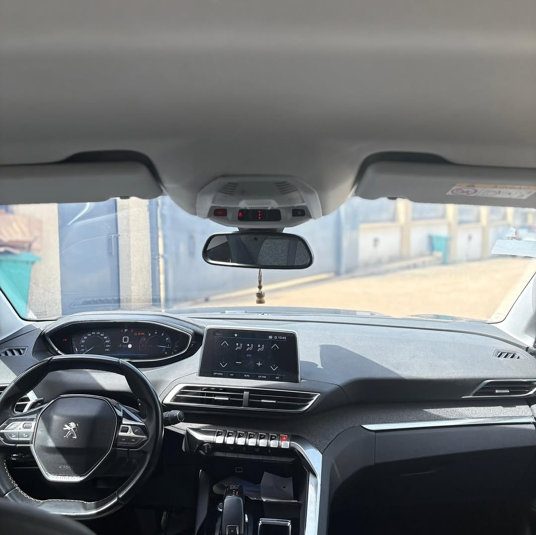 Luxury SUV, Nearly New: 29M