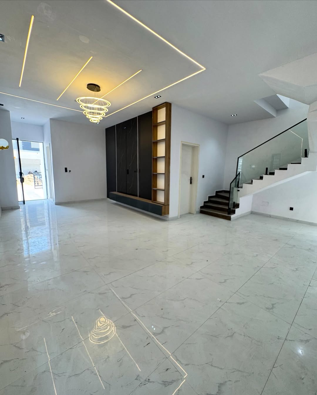 Stunning 5-Bed Duplex with Pool & Jacuzzi in Ikota