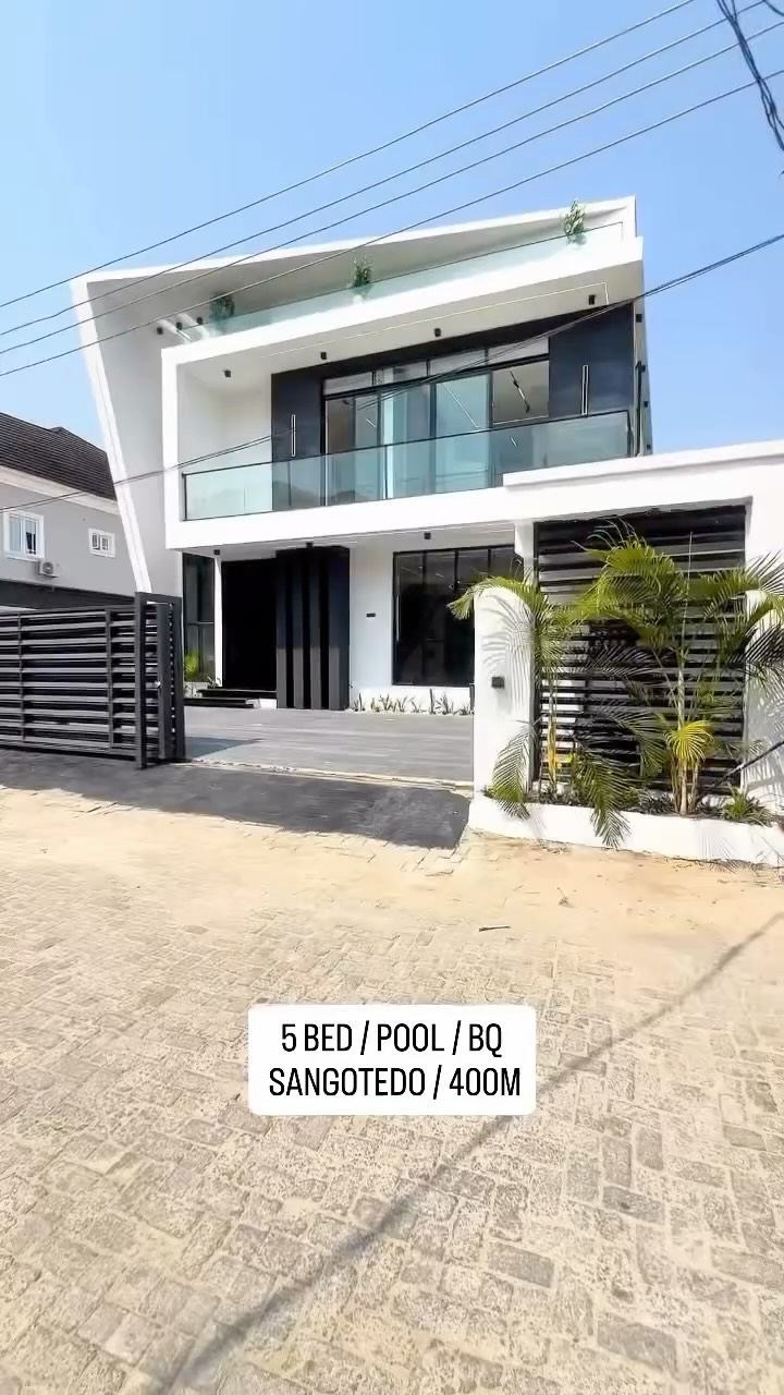 Sangotedo Paradise: 5-Bed Poolside Duplex with BQ