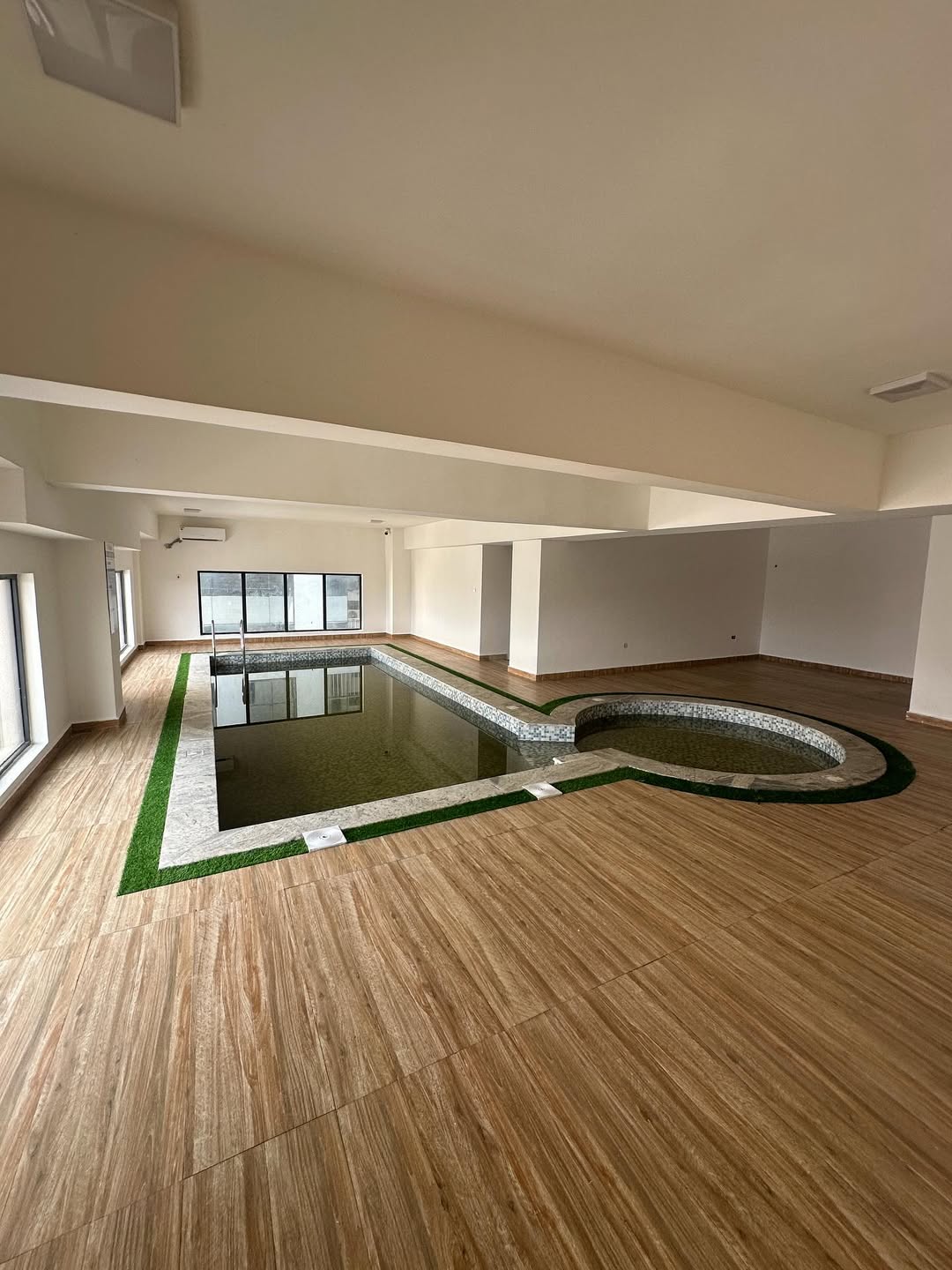 Lekki Phase 1 Oasis: 3-Bedroom Haven with Pool & BQ