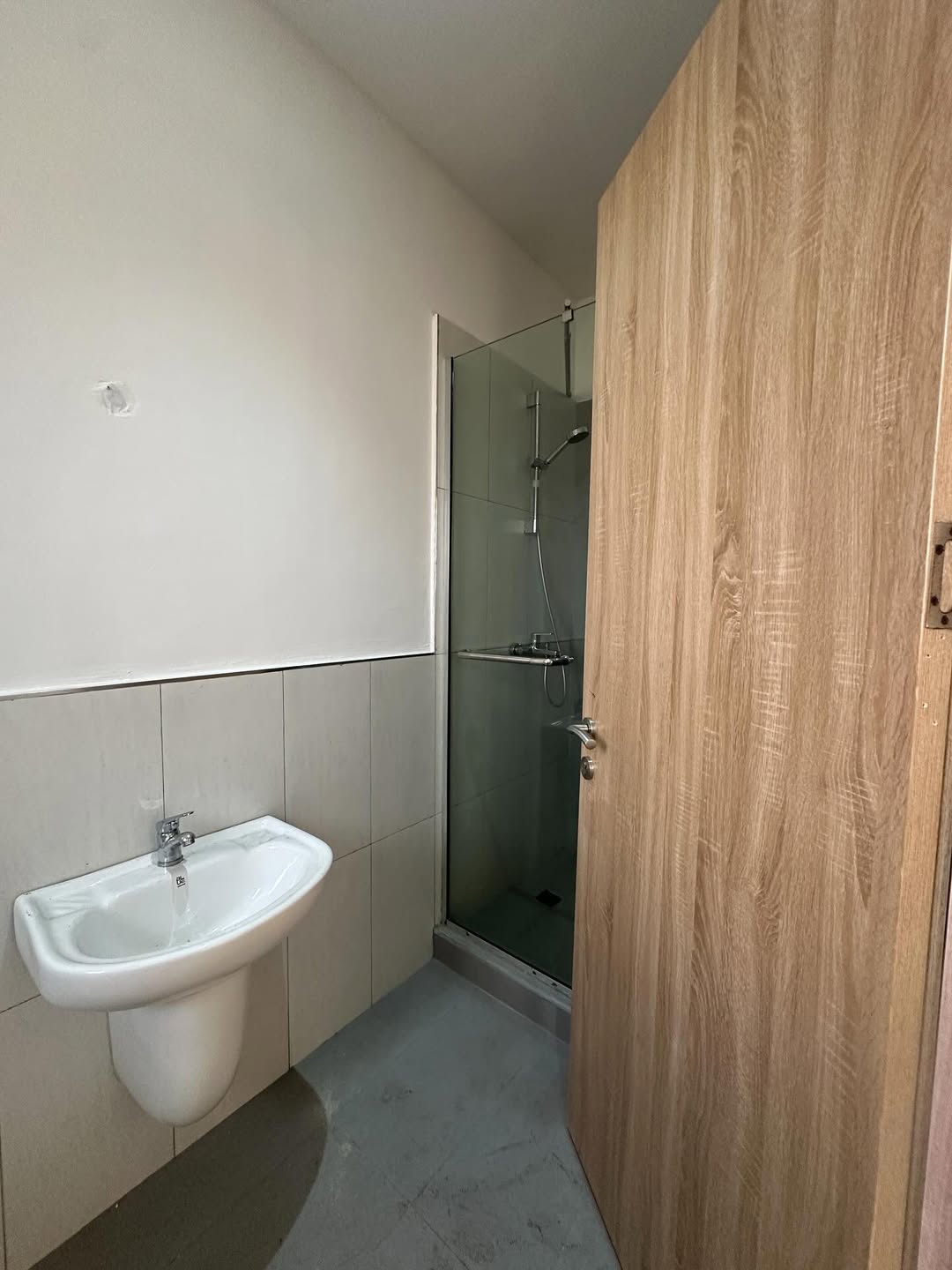 Lekki Phase 1 Oasis: 3-Bedroom Haven with Pool & BQ