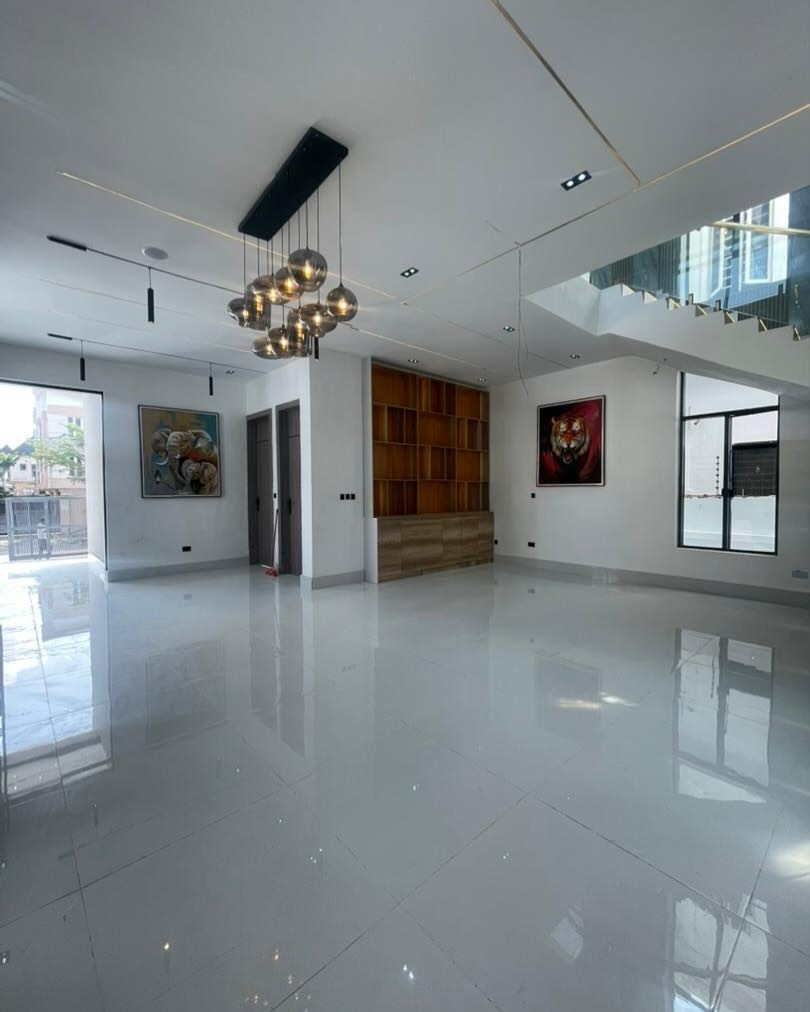 Elegant 5-Bedroom Duplex with Pool in Prime Lekki