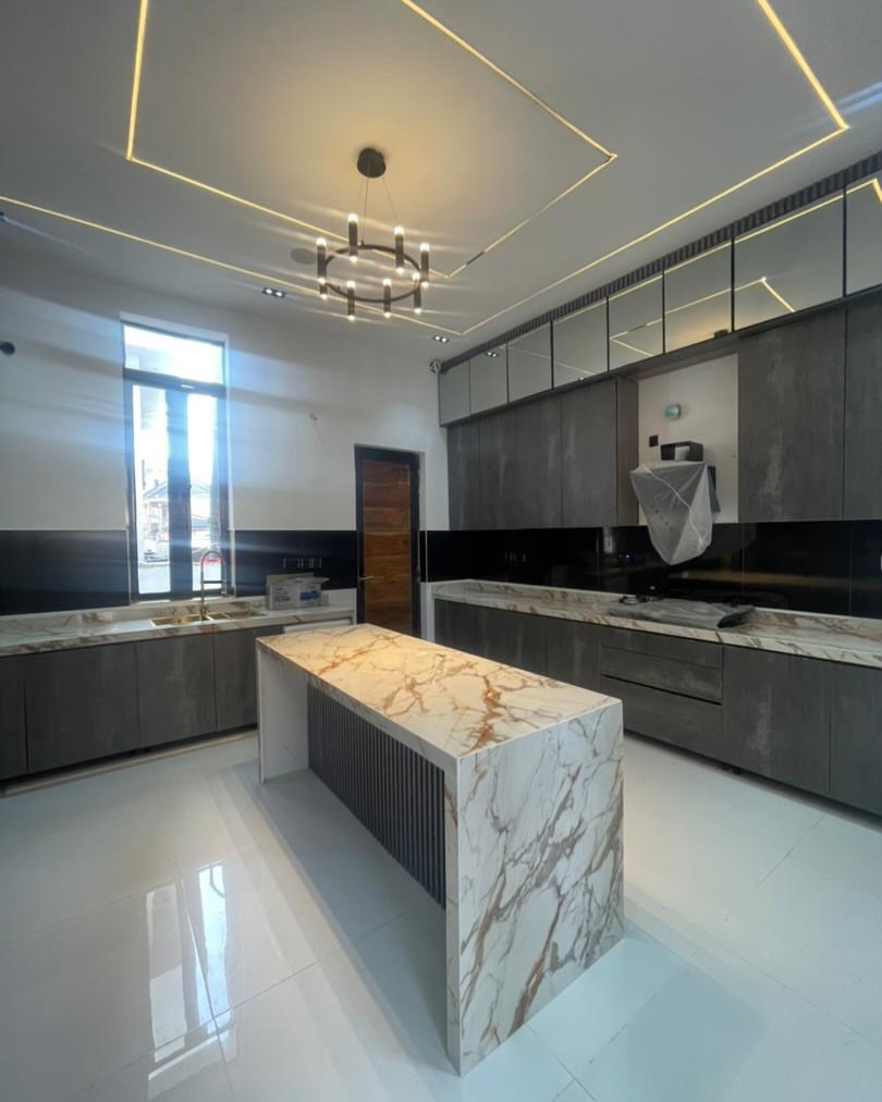 Elegant 5-Bedroom Duplex with Pool in Prime Lekki