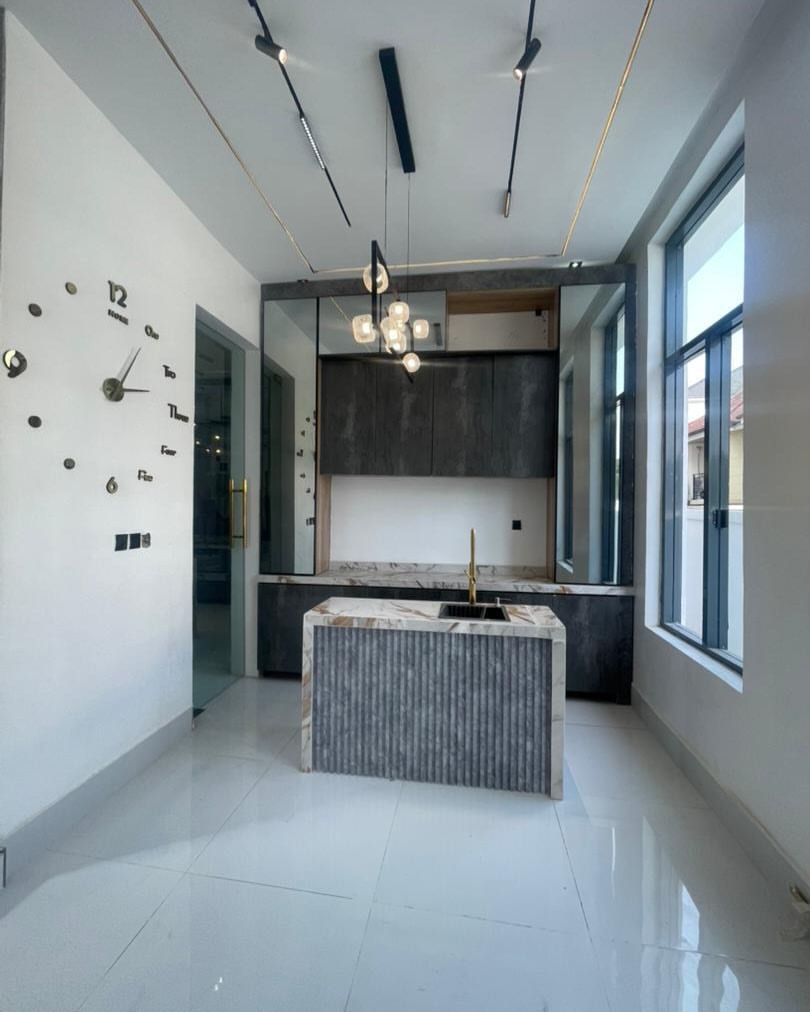 Elegant 5-Bedroom Duplex with Pool in Prime Lekki