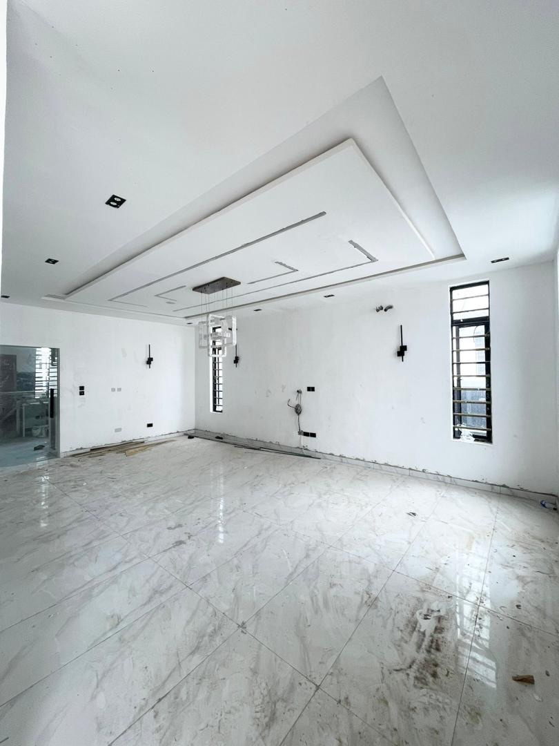 Exquisite 5-Bedroom Duplex in Prime Chevron Lekki