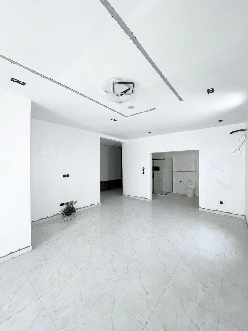 Exquisite 5-Bedroom Duplex in Prime Chevron Lekki