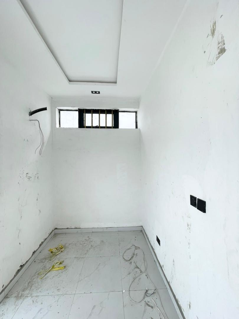 Exquisite 5-Bedroom Duplex in Prime Chevron Lekki