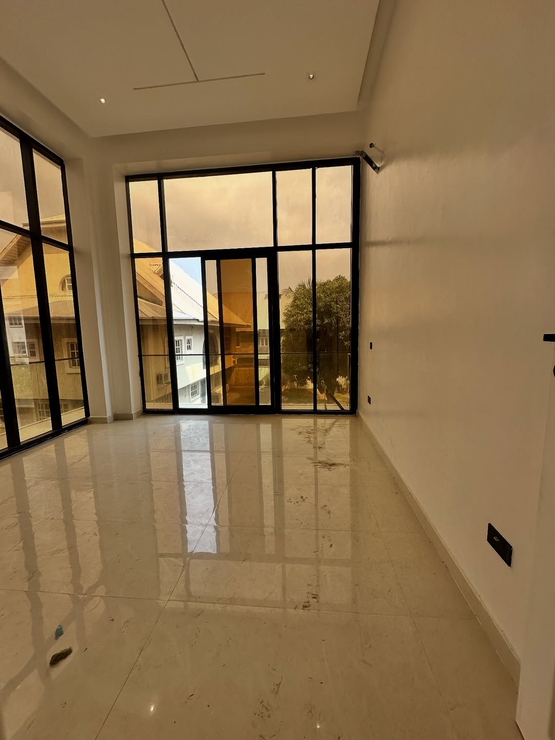 Lekki Phase One: 3Beds with Pool & Gym