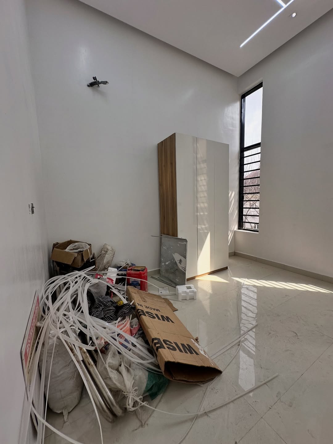 Lekki Phase One: 3Beds with Pool & Gym