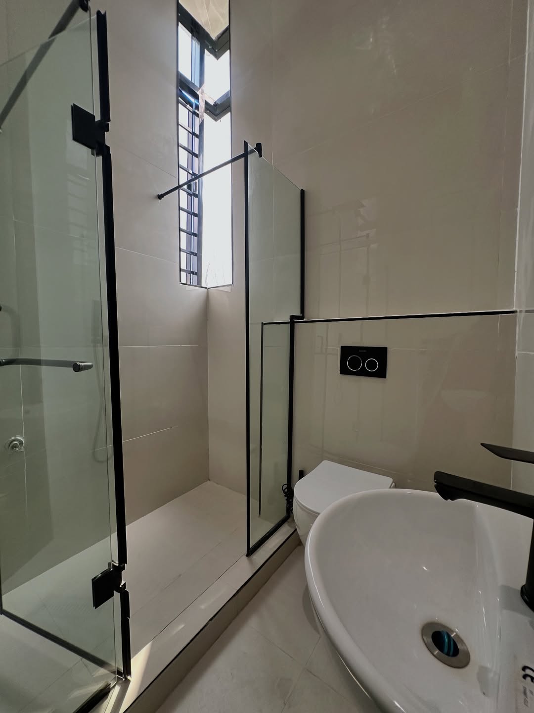 Lekki Phase One: 3Beds with Pool & Gym