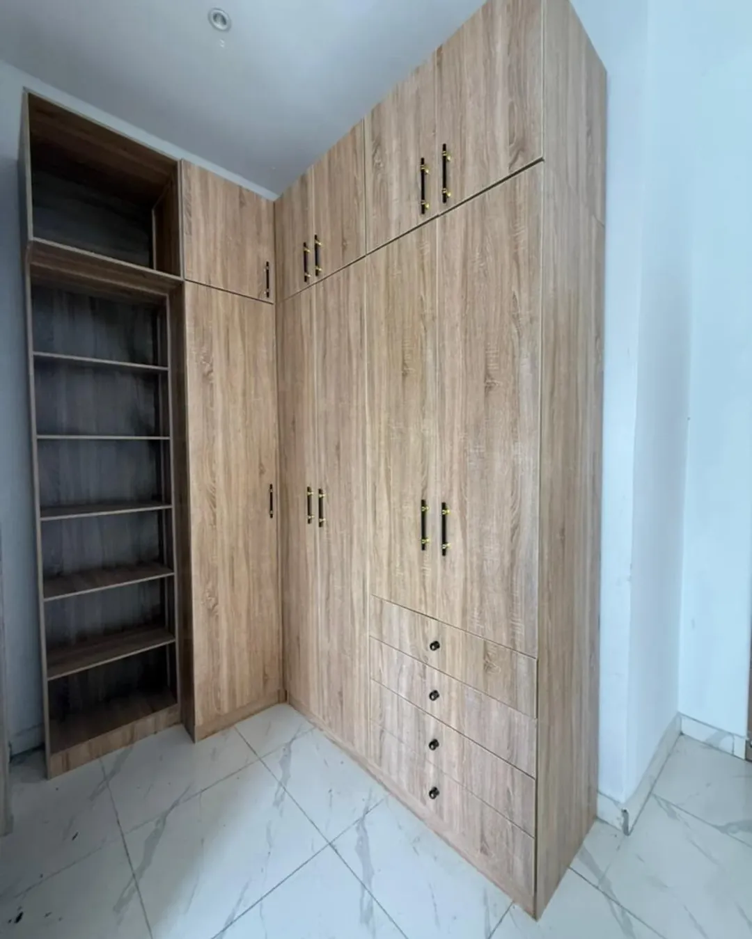 Elegant Ikota Duplex: Spacious 4BR with Solar & Balcony