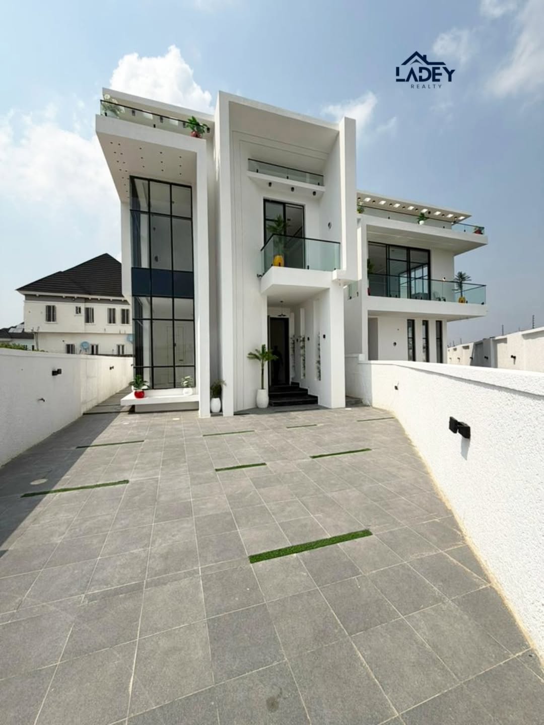 Opulent 5-Bedroom Haven with Pool in Prime Lekki