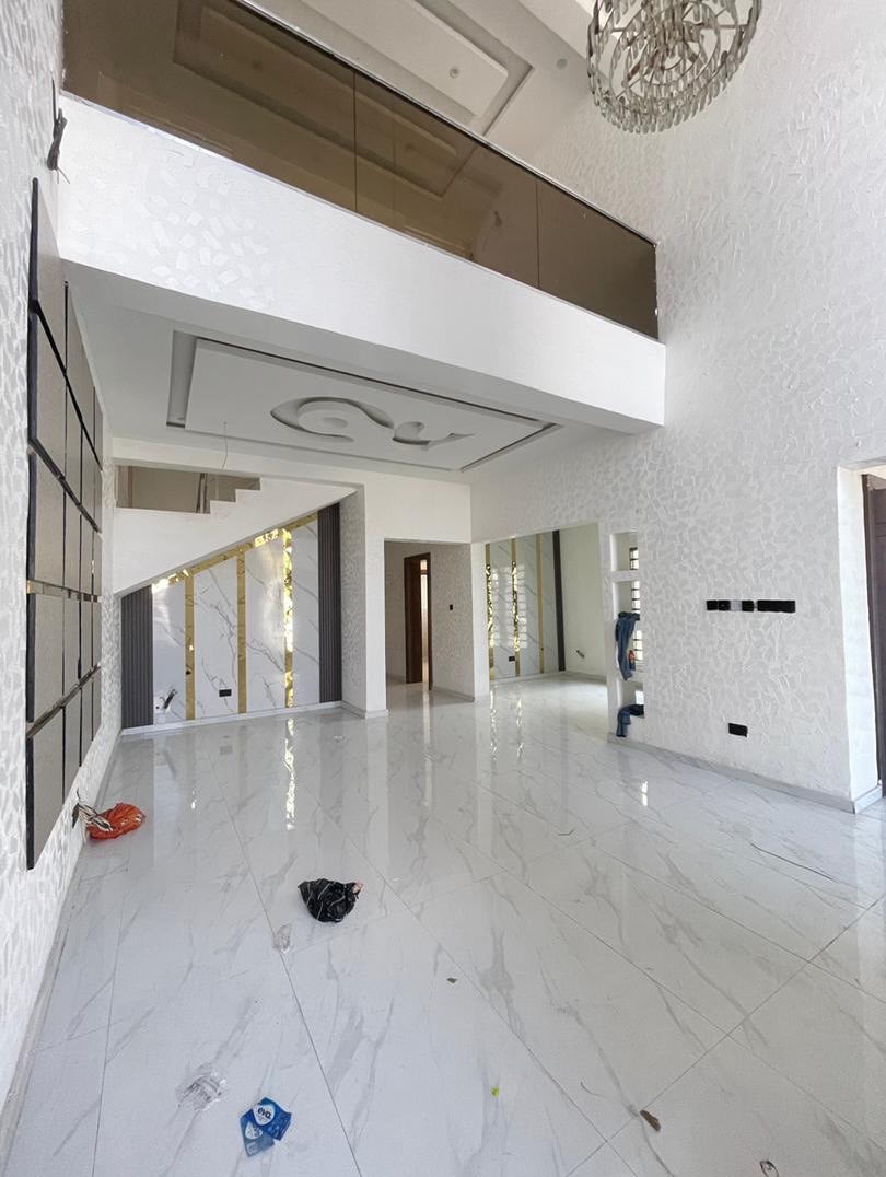 Osapa London Gem: 5-Bed Duplex with Pool & Rooftop