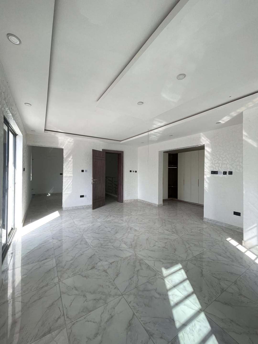 Osapa London Gem: 5-Bed Duplex with Pool & Rooftop