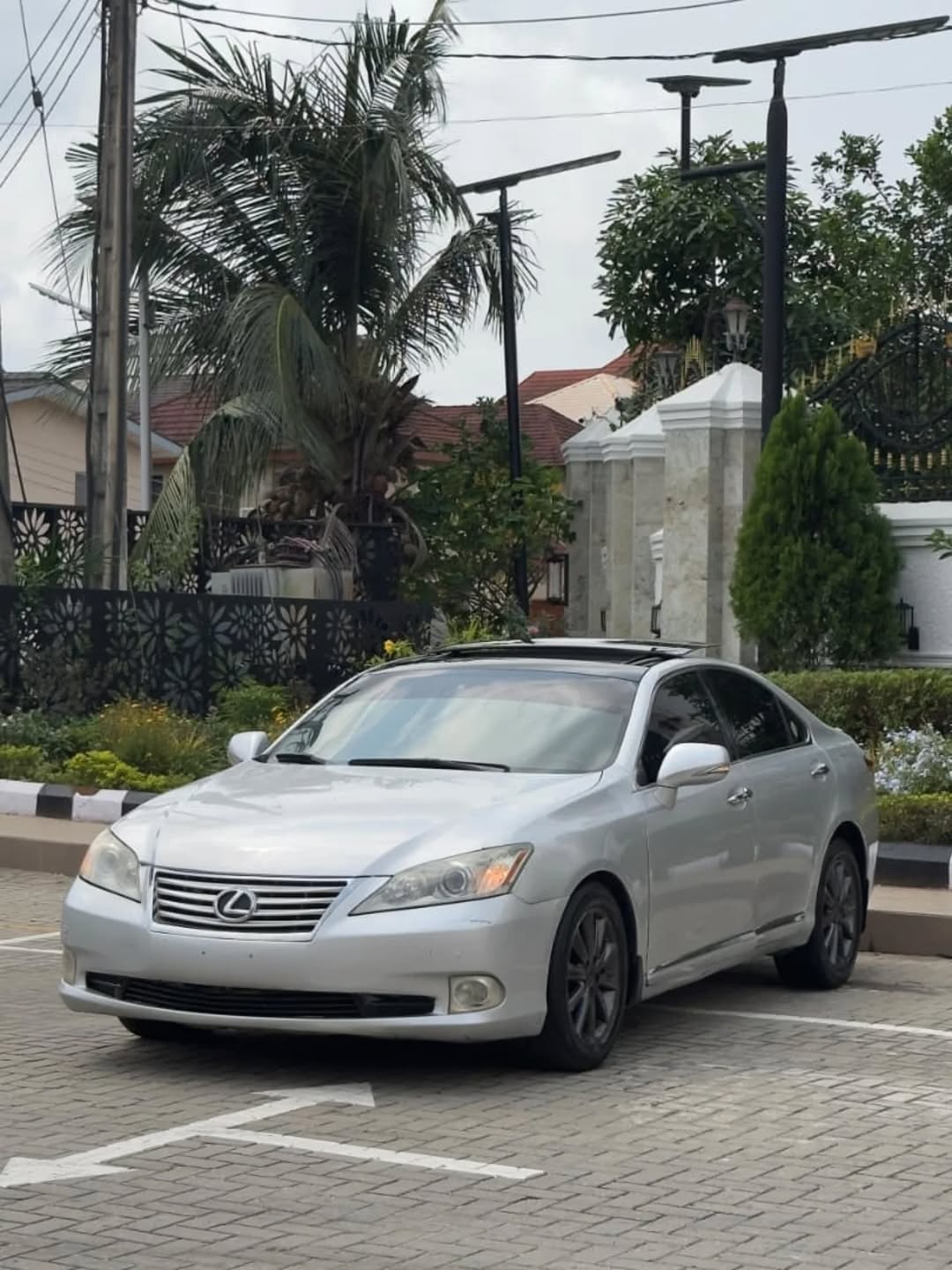 Flawless 2022 Lexus ES350: Panoramic Luxury for 12.5M