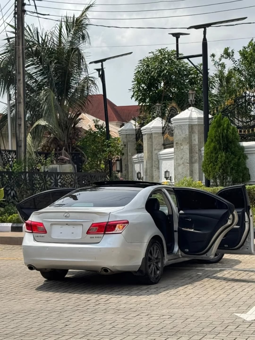 Flawless 2022 Lexus ES350: Panoramic Luxury for 12.5M